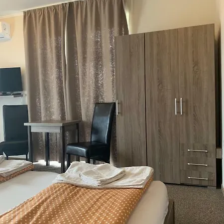Vaci Vendeghaz Guest house *